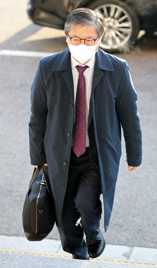 변창흠 국토교통부 장관 후보자가 21일 오전 정부과천청사 서울지방국토관리청에 마련된 청문회 준비 사무실에 출근하고 있다.   연합뉴스